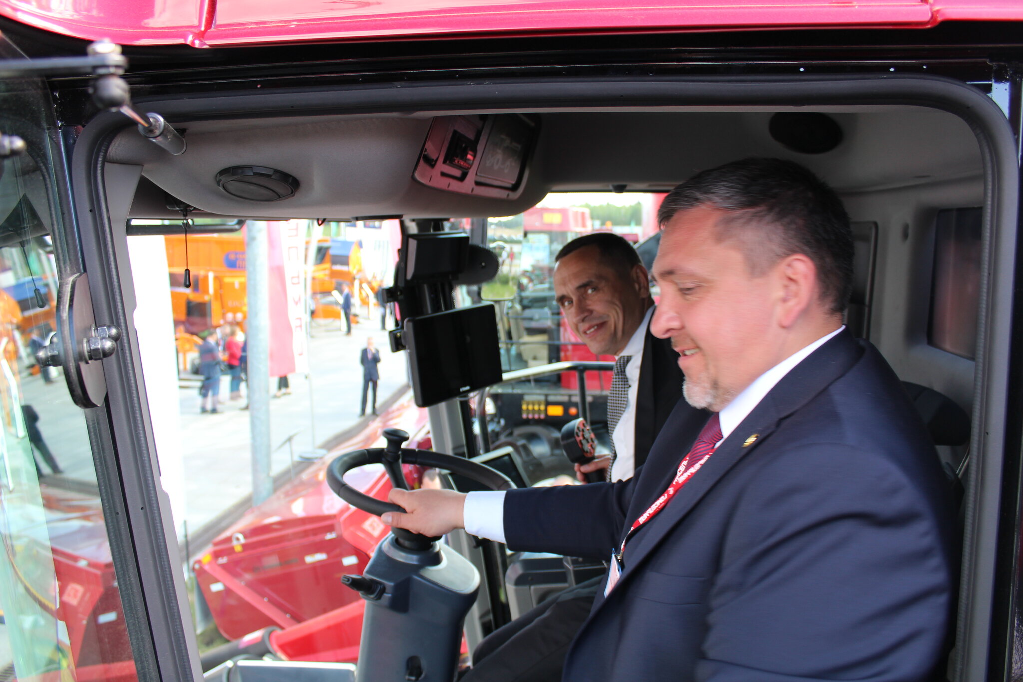 Генеральный директор ОАО «Промагролизинг» А.А.Анискевич и Генеральный директор ОАО «Гомсельмаш» А.А.Новиков